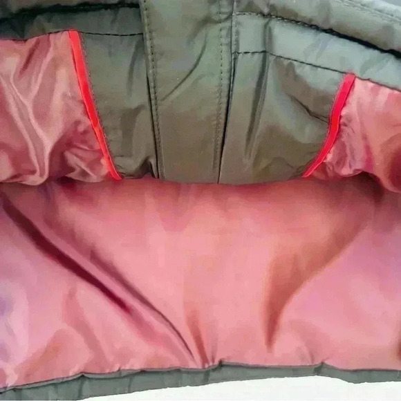 Tommy Hilfiger Black W/ Maroon Lining Crop Neck Puffer Zip Sleeveless Vest SizeM - Picture 8 of 15